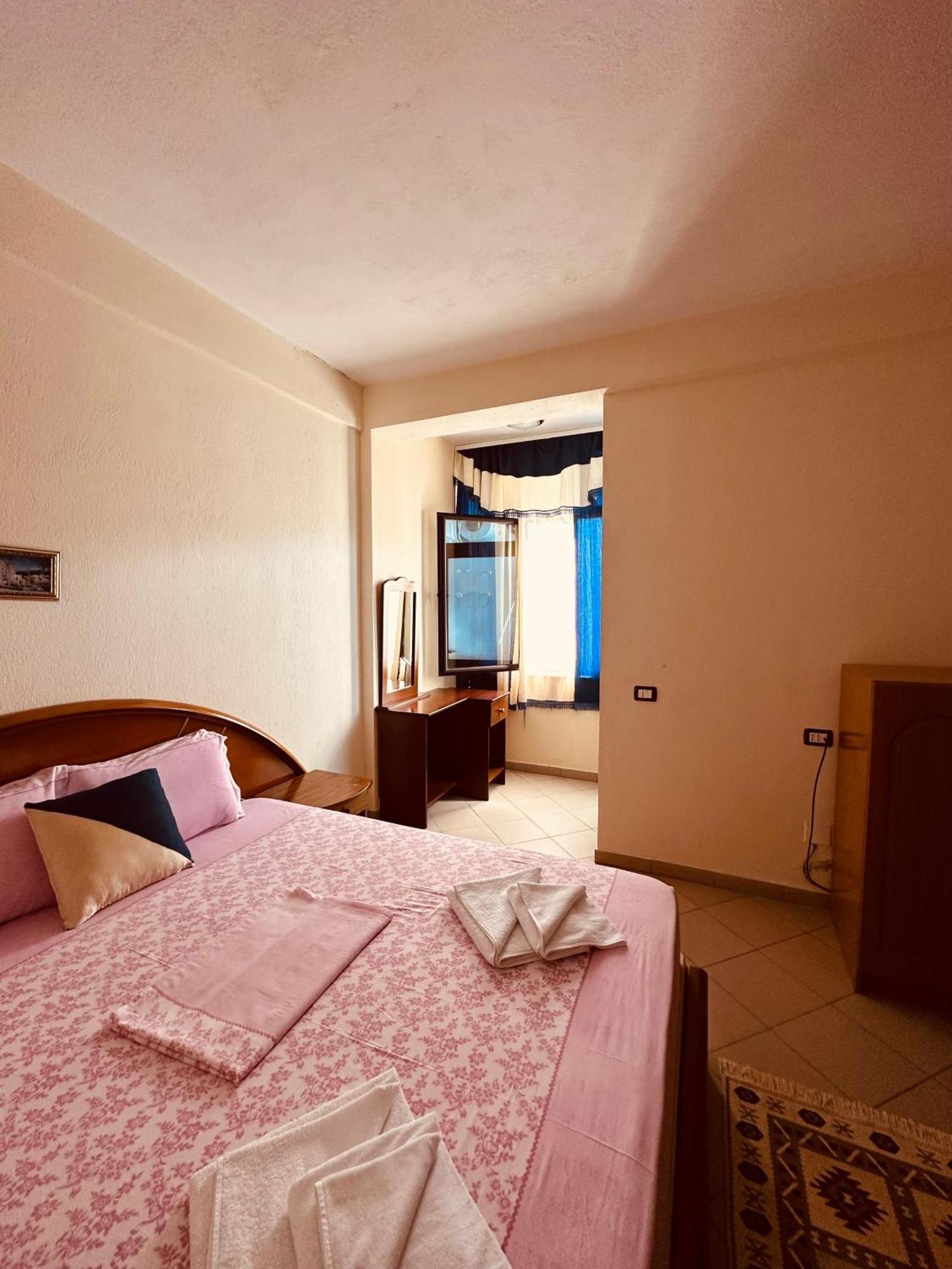 Hotel Saint Marena Pogradec Quarto foto